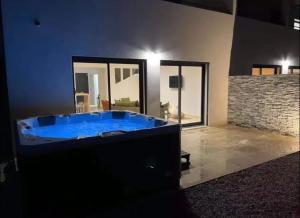 Maisons de vacances Gite piscine jacuzzi dans un domaine viticole : photos des chambres