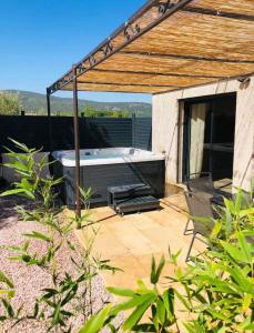 Maisons de vacances Gite piscine jacuzzi dans un domaine viticole : photos des chambres