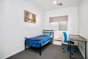 Modern Share house, private room with single bed, 4km to beach - Adelaide