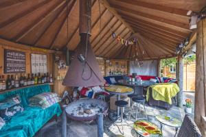 Relaxing Retreat - The Shepherds Hut - Hot Tub - By Tempstay