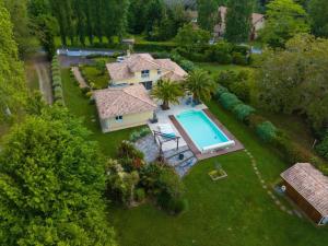 Maisons de vacances Superbe villa avec piscine dans un cadre verdoyant : Maison de Vacances