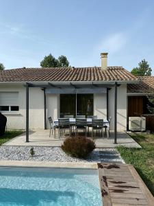 Maisons de vacances Villa Le Fare 10 min des plages - 8 Pers - Piscine Chauffee - Climatisee : Maison 4 Chambres