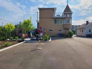 Maisonnette dans la nature en pleine ville.