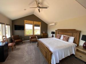 King Room with Balcony room in SkyRidge Inn