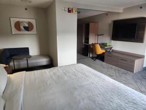 Holiday Inn Express & Suites Alliance by IHG