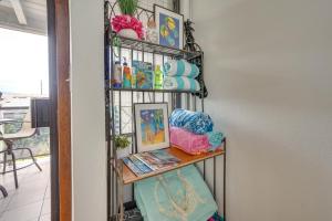 Downtown Kailua-Kona Condo with Pool and Views