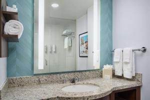 Queen Room with Two Queen Beds and Bath Tub - Mobility/Hearing Accessible room in Hilton Garden Inn Atlanta Midtown