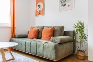 Chic 1BR and 1LR with Kingbed, 9 min to City Center via Metro