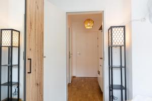 Chic 1BR and 1LR with Kingbed, 9 min to City Center via Metro