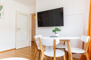 Chic 1BR and 1LR with Kingbed, 9 min to City Center via Metro