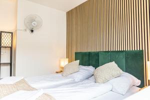 Chic 1BR and 1LR with Kingbed, 9 min to City Center via Metro