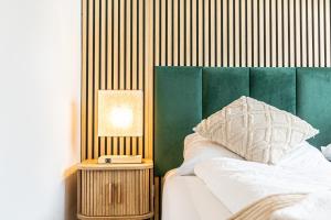 Chic 1BR and 1LR with Kingbed, 9 min to City Center via Metro