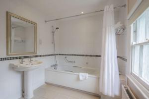 Deluxe Double Hilton Guest Room room in Hilton Puckrup Hall Tewkesbury