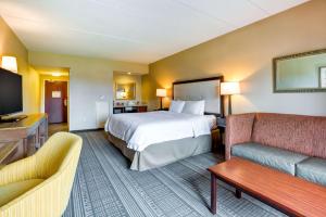 King Suite with Sofa Bed - Non-Smoking room in Hampton Inn Boston-Norwood