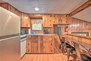 1 Mi to Raystown Lake Wyatt Earp Cabin with Deck!