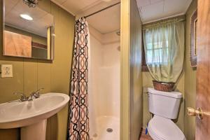 1 Mi to Raystown Lake Wyatt Earp Cabin with Deck!