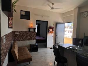 TicAna Large 1Bedroom Living Kitchen with AC , fiber wifi Rooftop garden lake view