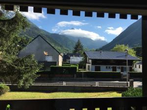 T2 Centre Village - Proximité télécabine - Vue montagne Plein Sud - Terrasse couverte - Balcon - Chambre 1 Lit double en 160 - Salon 1 canapé convertible en 140 - Cuisine séparée