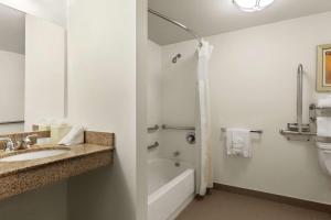 King Room room in Hilton Garden Inn Shelton