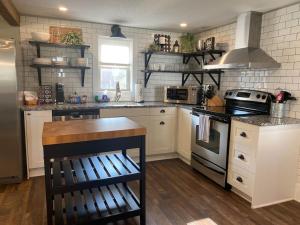 Newly Remodeled 2 BR Private Home w King Bed