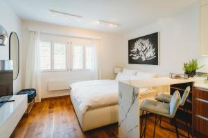 Romantic JUMP Studio overlooking river, free parking 