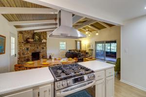 Greers Ferry Hideaway Lake View, Boat Ramp Access