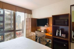 King Room with Floor to Ceiling Window room in Hilton Garden Inn New York Manhattan Midtown East