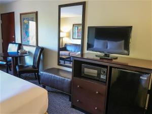 Economy 2 Queen room in Oxford Suites Portland - Jantzen Beach