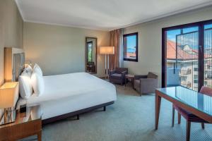 Hotels Hilton Evian Les Bains : Chambre Lit King-Size - Vue Partielle sur Lac