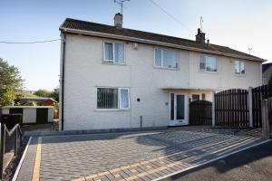 Rawmarsh House, Rotherham for contractors & Families, off-road parking, high speed wifi