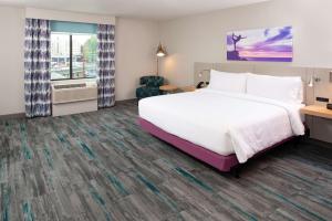 King Room with Tub - Mobility and Hearing Access room in Hilton Garden Inn Seattle/LynnwoodWA