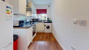 Cosy 2 bed Apartment 1st Floor Business & Leisure Parking and Wifi by Jesswood Properties