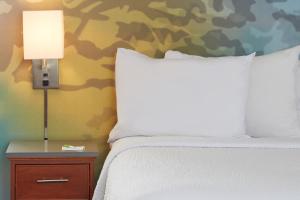King Room with Sofa Bed room in Courtyard by Marriott Bloomington Mall of America