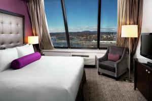 King Room with Mountain View room in DoubleTree by Hilton Manchester Downtown