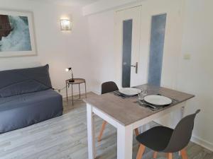 Maisons de vacances Comfortable holiday home, 6 people in St Pol de Leon, near the coast : photos des chambres