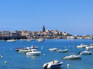 Maisons de vacances Comfortable holiday home, 6 people in St Pol de Leon, near the coast : photos des chambres