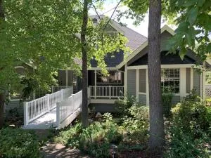 Executive home in a serene park like setting - أوبورن