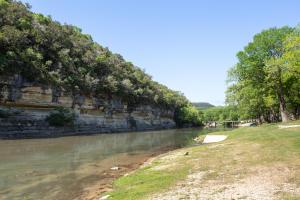 RG 306 Hillside River Retreat