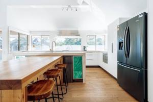 Poolside Haven Your Mount Eliza Family Getaway