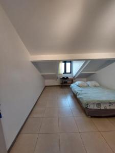 Appartements STUDIO meuble, proche de la gare T12 : photos des chambres