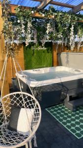 The Garden Pod with Private Hot Tub