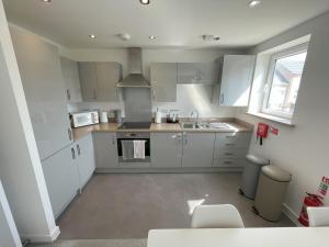 Modern 2-bedroom apartment, free parking for 2, walking distance to town centre