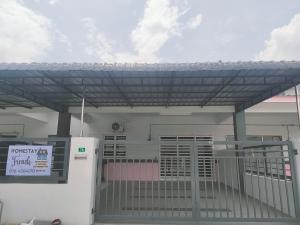 FIRASH HOMESTAY AT SERI ISKANDAR