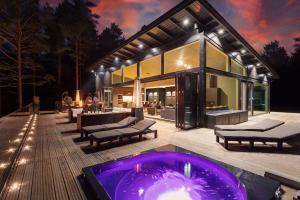 Villa Padel - Premium Lakeside Residence & Grounds