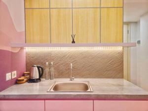 Pinky Rose @Anderson Apartment