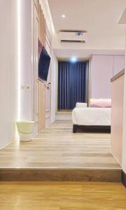 Pinky Rose @Anderson Apartment