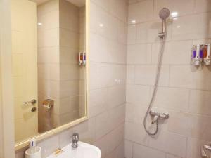 Pinky Rose @Anderson Apartment