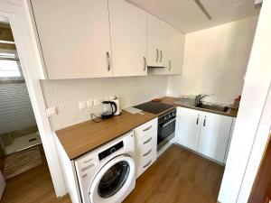 Sea View Apt - 2 min walk to the Beach & 200 Mbit Highspeed internet