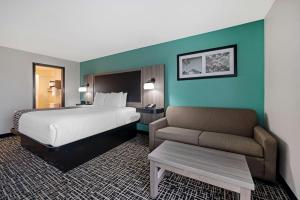 King Room with Sofabed - Non-Smoking room in La Quinta by Wyndham Indianapolis Greenwood
