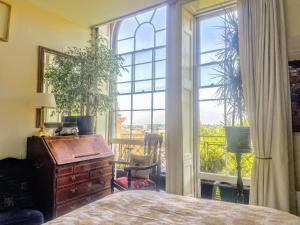 Plant yourself in the very centre of Bath - FREE PARKING